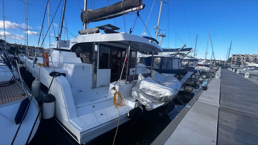 Cogolin Catamaran 3 cabin 6 berths 6 guests 12.31 m Listing Number: #22640 5