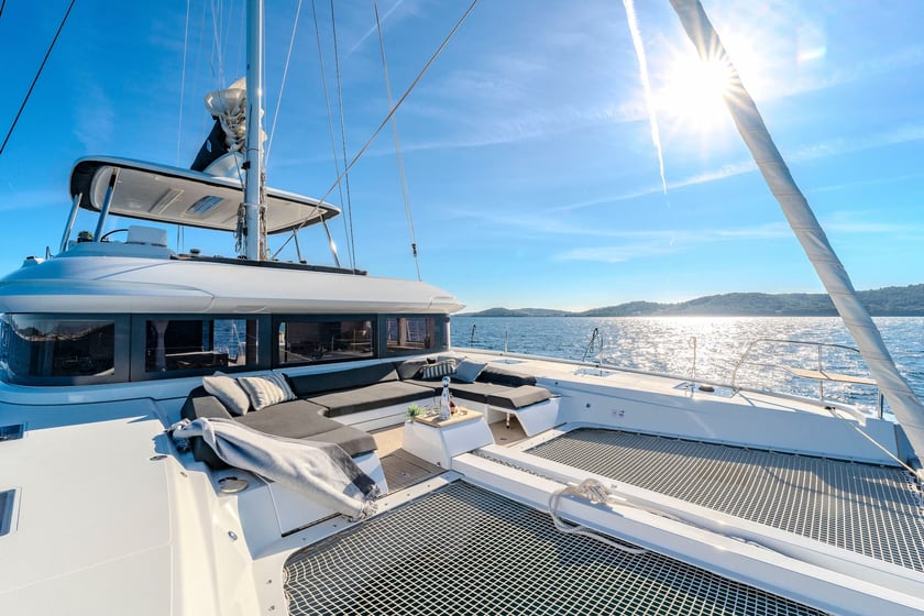 Gesplitst Catamaran 5 cabin 10 berths 10 guests 16.9 m Listing Number: #22693 5