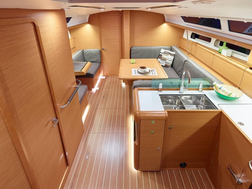 Lavrion Voilier Cabine 3  Couchettes 8  Invités 8  12.76 m Numéro de l'annonce: #22722 3
