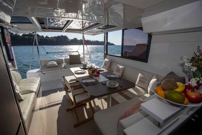 Lefkada Catamaran Cabine 4  Couchettes 12  Invités 10  12.31 m Numéro de l'annonce: #22819 3