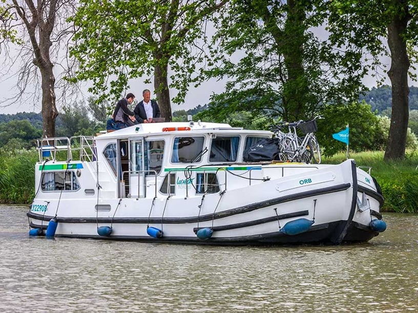 Corbigny Motorboot 3 Kabine 7 Liegeplätze 7 Gäste 11.8 m Nummer des Inserats: #22865