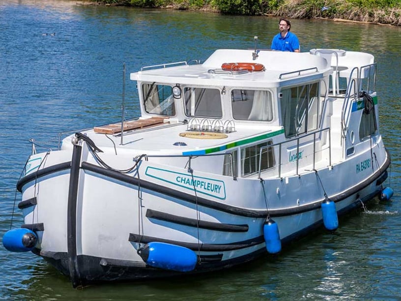 Bernburg Bateau à moteur Cabine 2  Couchettes 5  Invités 5  10.2 m Numéro de l'annonce: #22896 4