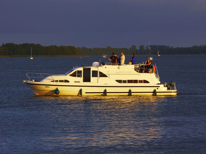 Argens-Minervois Motorboat 3 cabin 6 berths 6 guests 12.95 m Listing Number: #22908