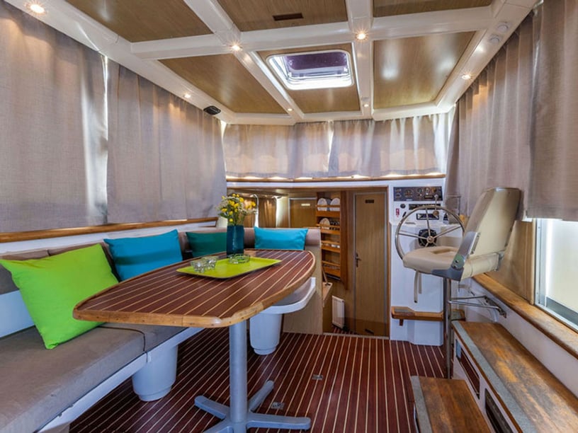 Scey-sur-Saone-et-Saint-Albin Motorboat 2 cabin 5 berths 5 guests 10.2 m Listing Number: #22920 5