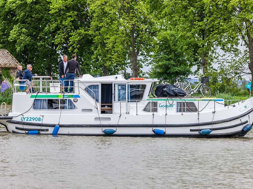 Lattes Motorboot Cabine 3  7  slaapplaatsen 7  gasten 11.8 m Lijstnummer: #23020 5