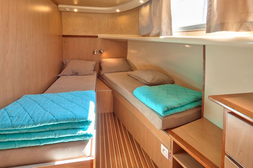 Saint-Martin-sur-Oust Motorboat 2 cabin 5 berths 5 guests 10.2 m Listing Number: #23028 3