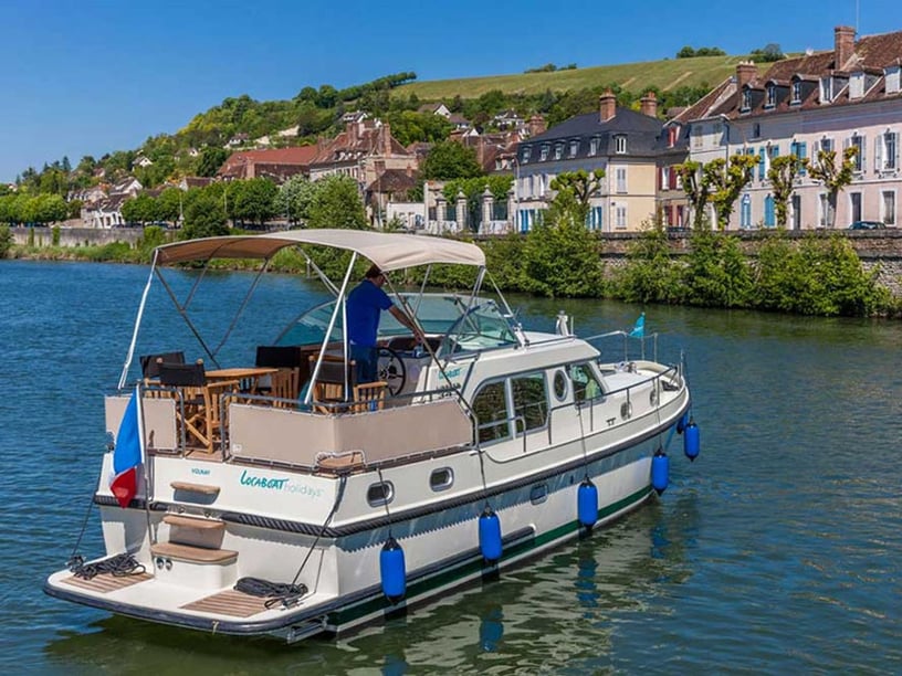 Scey-sur-Saone-et-Saint-Albin Motorboat 2 cabin 6 berths 6 guests 10.7 m Listing Number: #23161 4