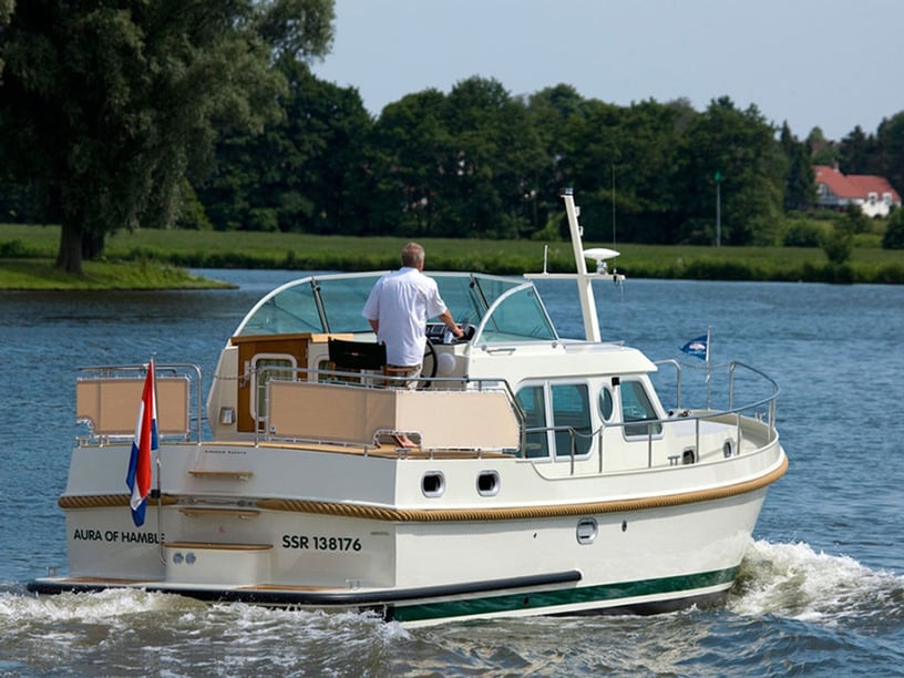 Scey-sur-Saone-et-Saint-Albin Motorboat 2 cabin 6 berths 6 guests 10.7 m Listing Number: #23161 5