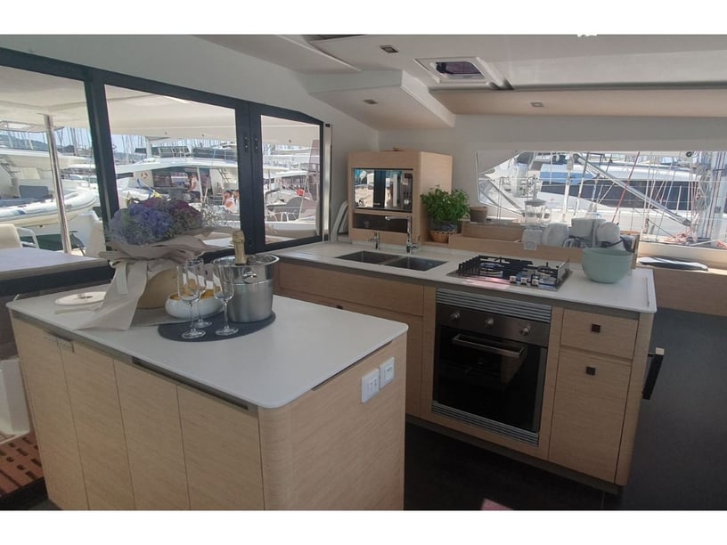 Seget Donji Catamaran Cabine 6  Couchettes 11  Invités 11  15.54 m Numéro de l'annonce: #23280 2