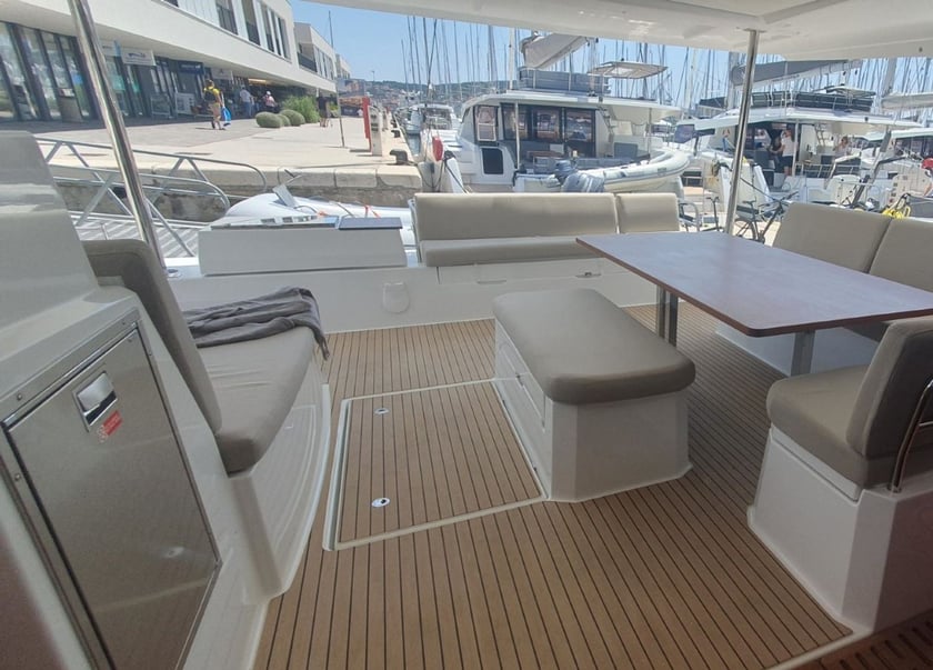 Seget Donji Catamaran Cabine 6  Couchettes 11  Invités 11  15.54 m Numéro de l'annonce: #23280 3