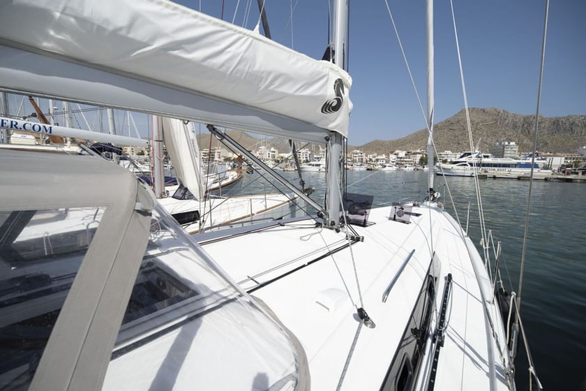 Port de Pollença Sailboat 3 cabin 8 berths 8 guests 12.43 m Listing Number: #23312 5