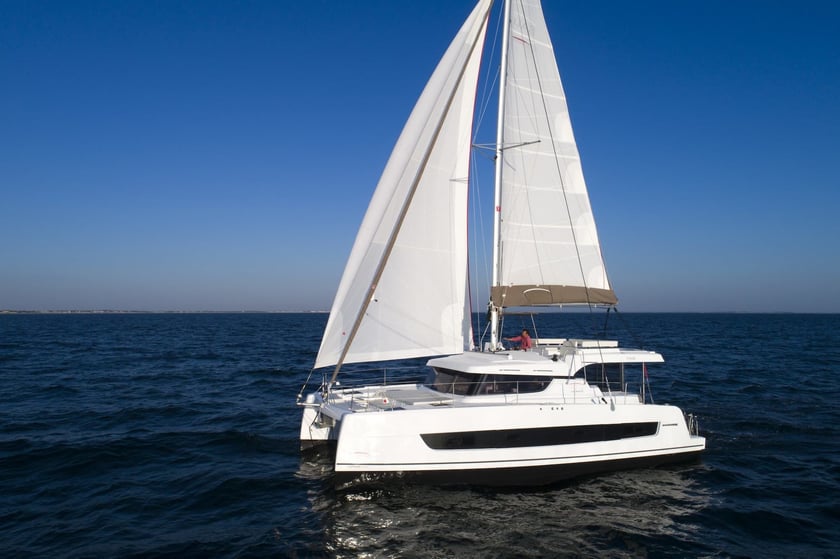 Hyères Catamaran Cabine 3  Couchettes 9  Invités 9  12.31 m Numéro de l'annonce: #23333 3