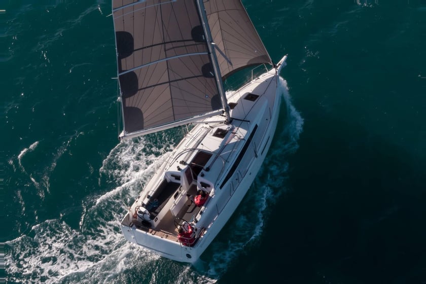 San Miguel de Abona Sailboat 3 cabin 6 berths 6 guests 11.75 m Listing Number: #23351 3