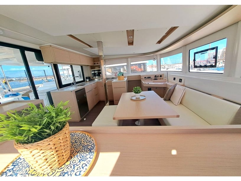 Pointe a Pitre Catamaran 6 cabin 10 berths 10 guests 13.76 m Listing Number: #23355 4
