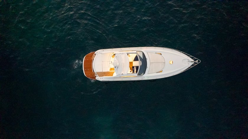 Le Pirée Yacht à moteur Cabine 2  Couchettes 4  Invités 4  15.6 m Numéro de l'annonce: #23365 5