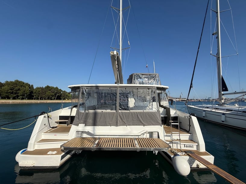 Pula Catamaran Cabine 6  10  slaapplaatsen 11  gasten 12.58 m Lijstnummer: #23438 4