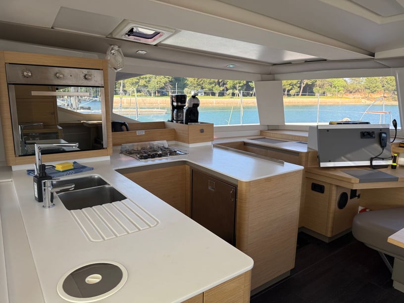 Pula Catamaran Cabine 6  10  slaapplaatsen 11  gasten 12.58 m Lijstnummer: #23438 3
