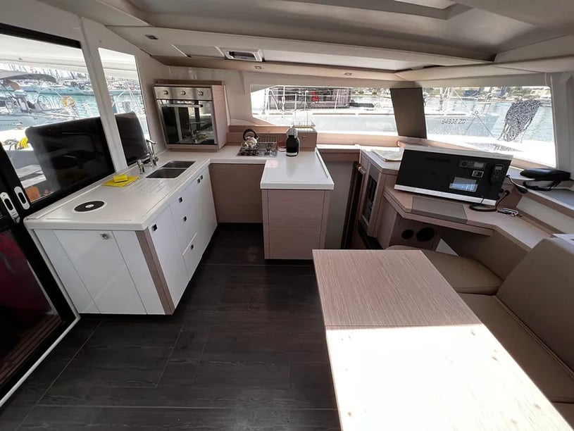 Pula Catamaran 6 cabin 10 berths 11 guests 12.58 m Listing Number: #23438 3
