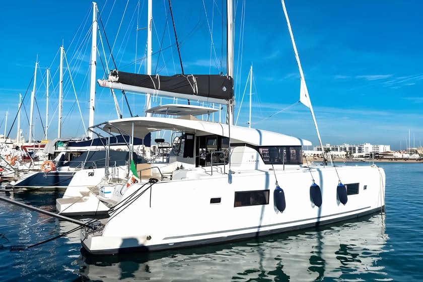 Cagliari Catamaran Cabine 6  Couchettes 12  Invités 12  12.8 m Numéro de l'annonce: #23494 4