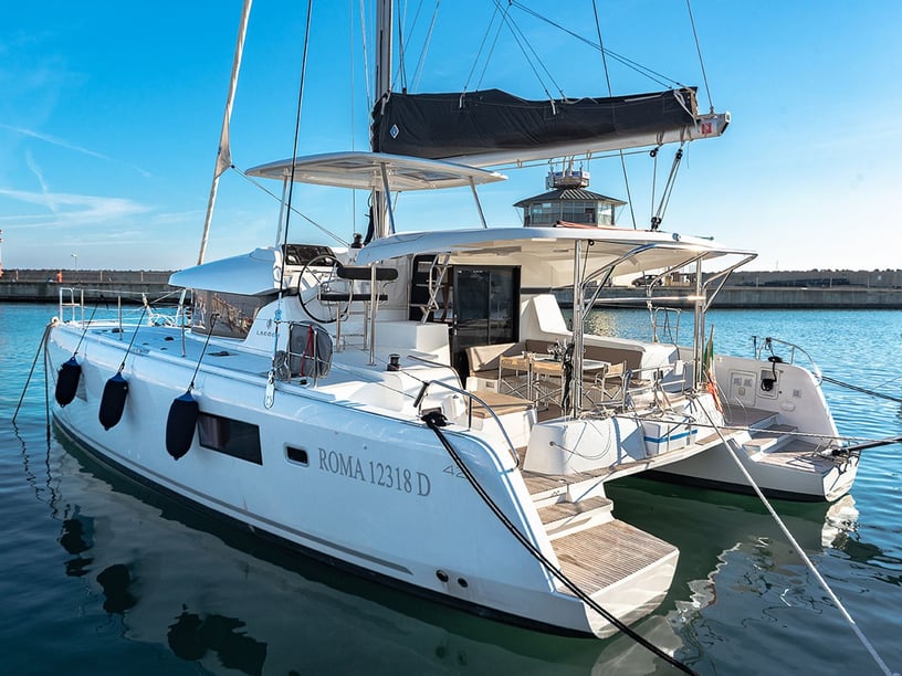 Cagliari Catamaran Cabine 6  12  slaapplaatsen 8  gasten 12.8 m Lijstnummer: #23494