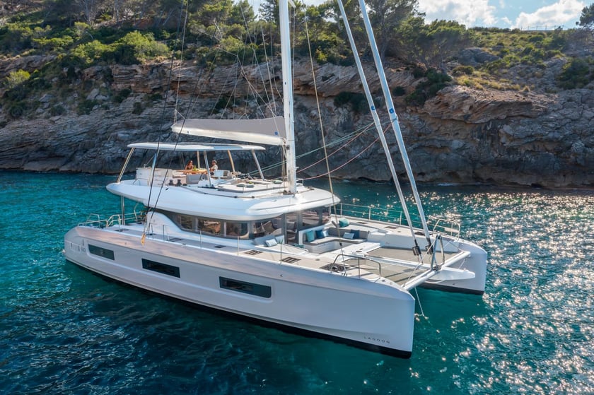 Gesplitst Catamaran Cabine 6  8  slaapplaatsen 8  gasten 19.77 m Lijstnummer: #23498