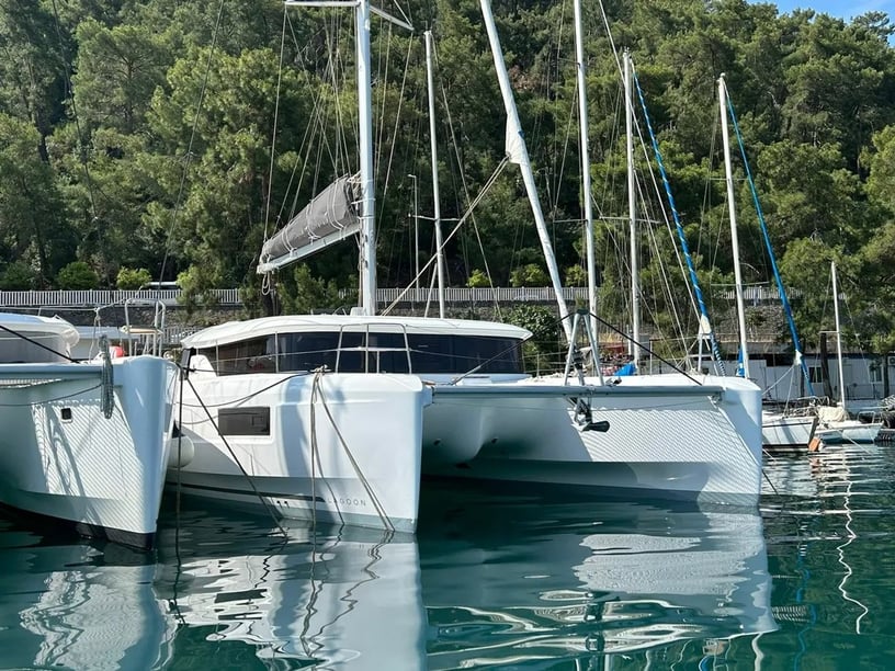 Marmaris Catamaran Cabine 4  Couchettes 8  Invités 9  13.99 m Numéro de l'annonce: #23513