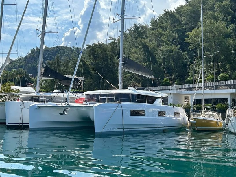 Marmaris Catamaran Cabine 4  Couchettes 8  Invités 9  13.99 m Numéro de l'annonce: #23513 2