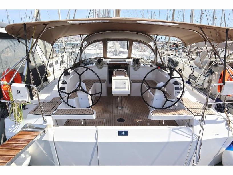 Paros Voilier Cabine 3  Couchettes 8  Invités 8  12.38 m Numéro de l'annonce: #23529