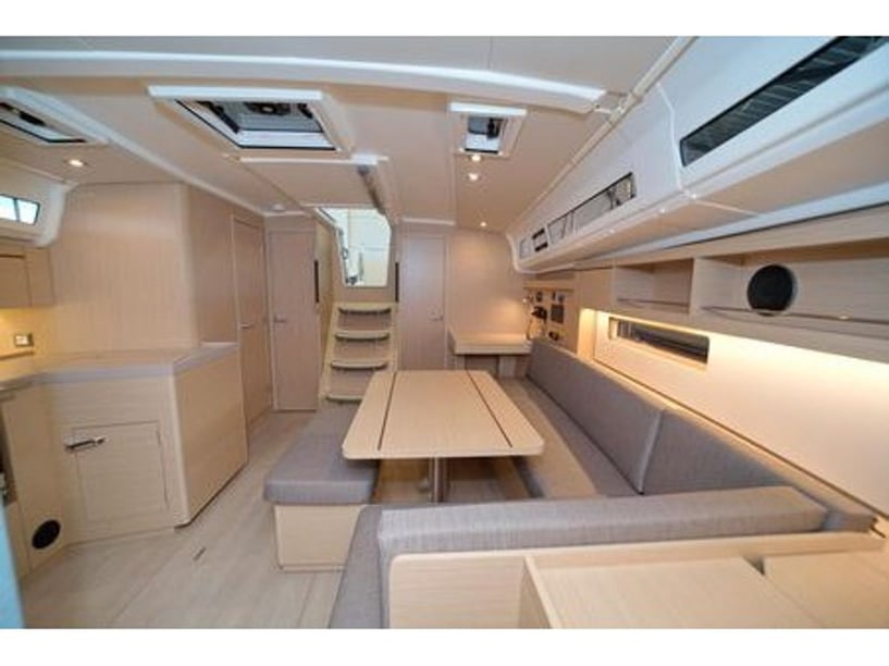 Paros Voilier Cabine 4  Couchettes 9  Invités 9  12.43 m Numéro de l'annonce: #23531 2