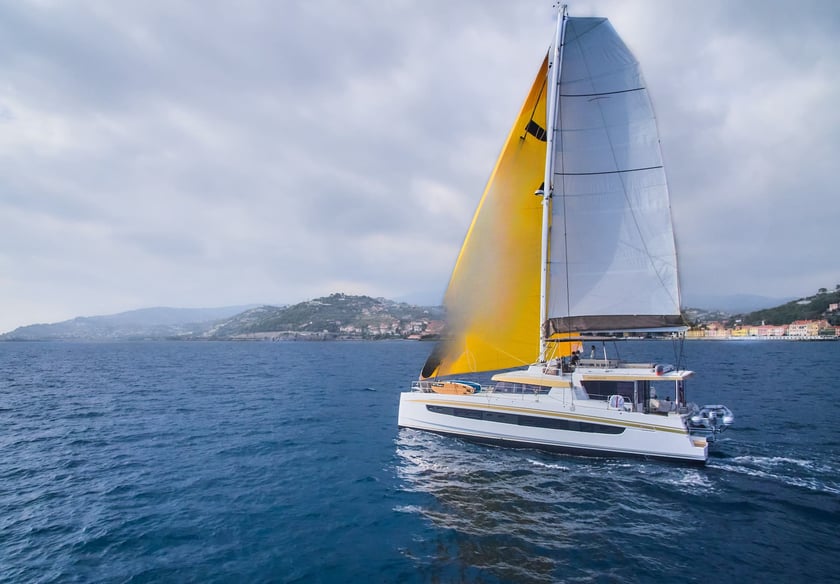 Antibes Catamarán Cabina 5  10  literas 10  invitados 16.8 m Número de anuncio: #23570