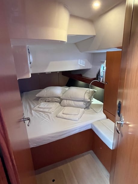 Angra do Heroísmo Velero Cabina 4  9  literas 9  invitados 14.27 m Número de anuncio: #23577 5