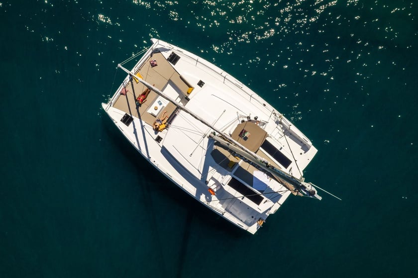 Saint-Mandrier-sur-Mer Catamarán Cabina 6  10  literas 10  invitados 12.84 m Número de anuncio: #23605 4