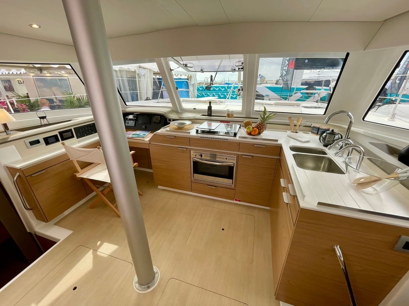 Saint-Mandrier-sur-Mer Catamaran 4 cabin 10 berths 10 guests 11.58 m Listing Number: #23607 3
