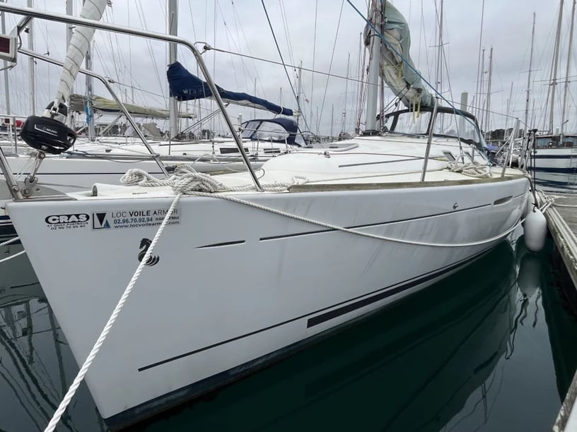 Saint-Quay-Portrieux Sailboat 2 cabin 6 berths 6 guests 9.61 m Listing Number: #23626