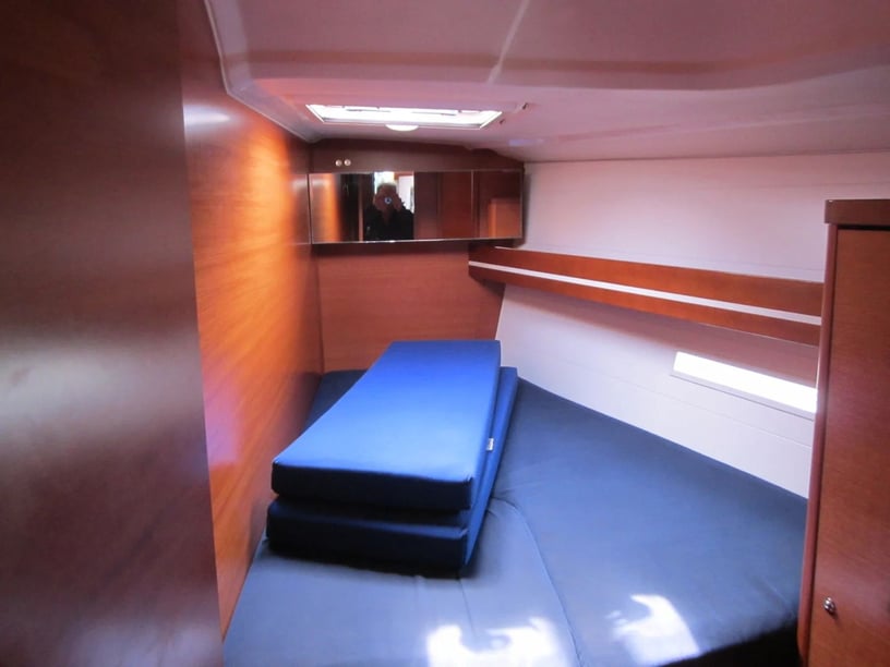 Saint-Quay-Portrieux Sailboat 4 cabin 10 berths 10 guests 13.25 m Listing Number: #23627 3