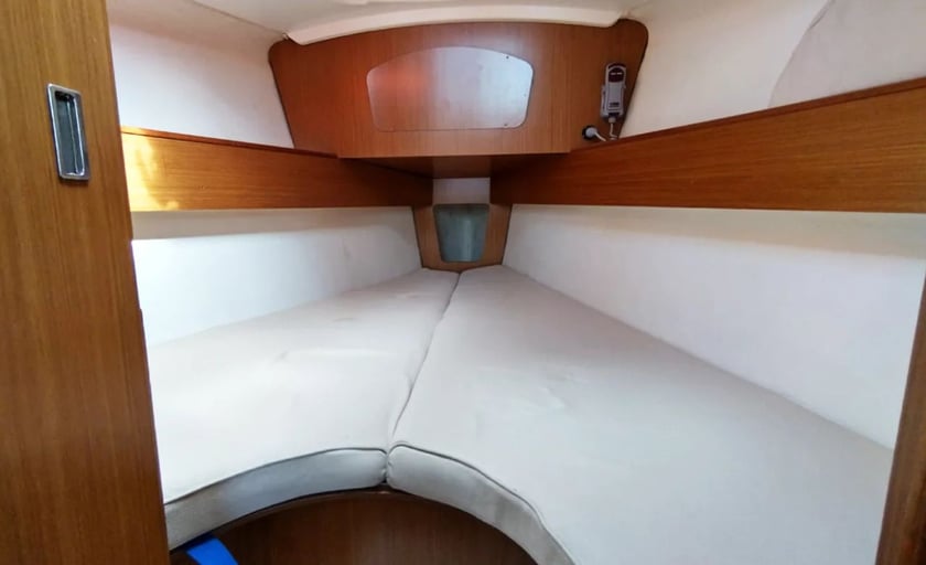 Saint-Quay-Portrieux Sailboat 2 cabin 6 berths 6 guests 9.6 m Listing Number: #23629 4