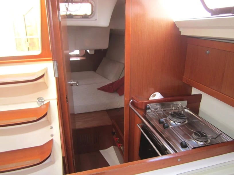 Saint-Quay-Portrieux Sailboat 2 cabin 6 berths 6 guests 9.66 m Listing Number: #23634 4