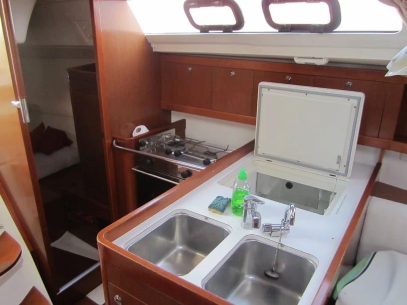 Saint-Quay-Portrieux Sailboat 2 cabin 6 berths 6 guests 9.66 m Listing Number: #23634 5