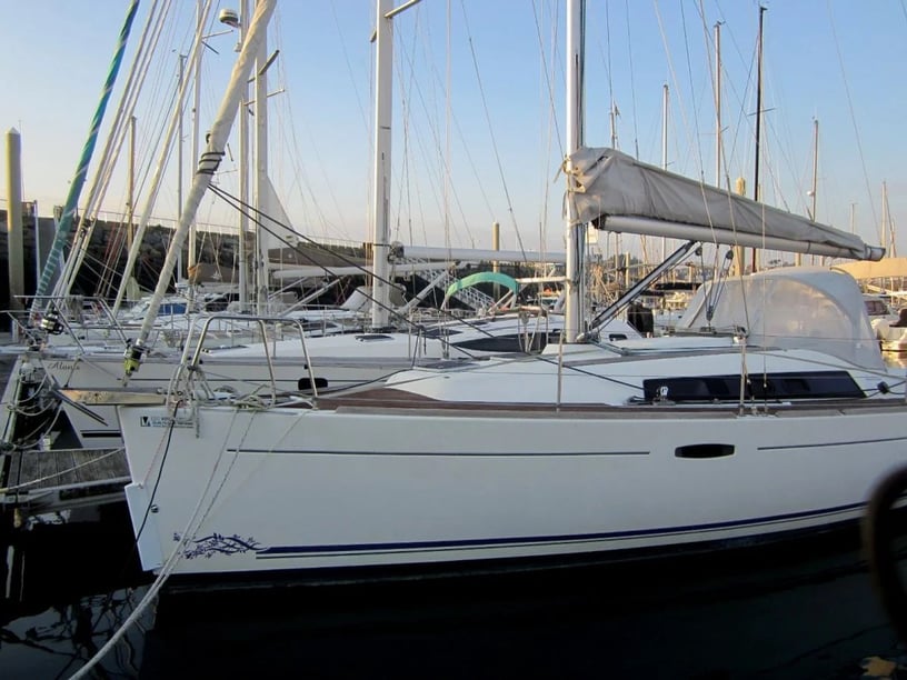 Saint-Quay-Portrieux Sailboat 2 cabin 6 berths 6 guests 9.66 m Listing Number: #23634