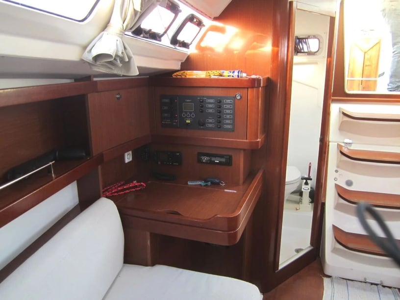 Saint-Quay-Portrieux Sailboat 2 cabin 6 berths 6 guests 9.66 m Listing Number: #23634 3