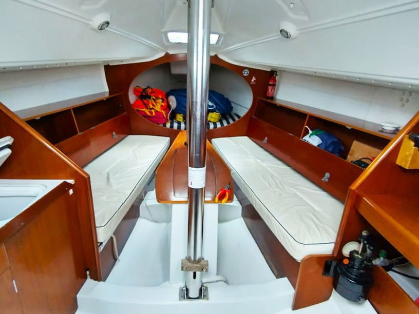 Saint-Quay-Portrieux Sailboat 2 cabin 6 berths 6 guests 8.8 m Listing Number: #23636 2