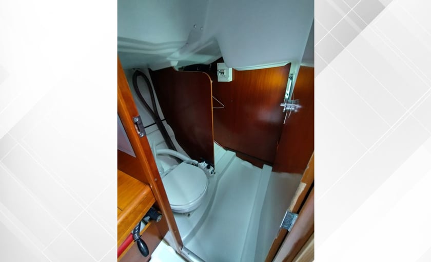 Saint-Quay-Portrieux Sailboat 2 cabin 6 berths 6 guests 8.8 m Listing Number: #23636 5