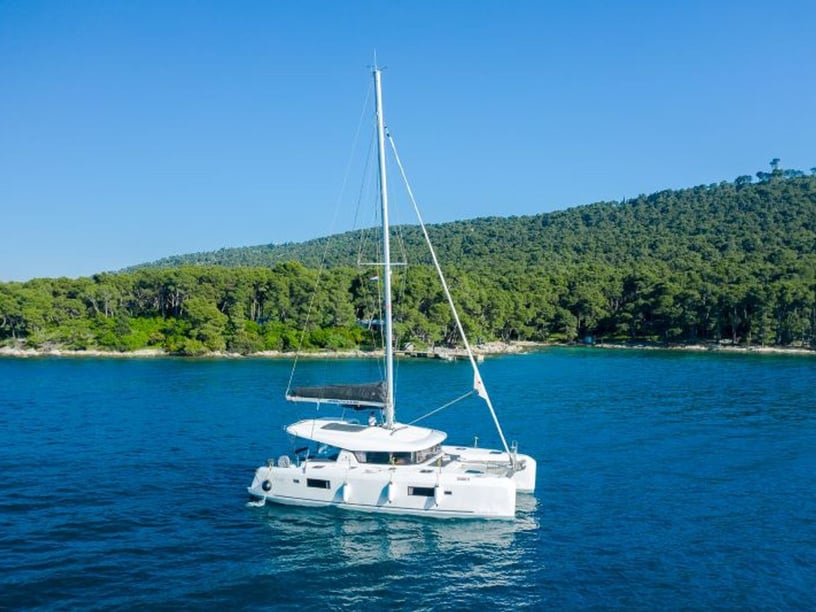Kaštel Gomilica Katamaran 6 Kabine 12 Liegeplätze 12 Gäste 12.8 m Nummer des Inserats: #23675