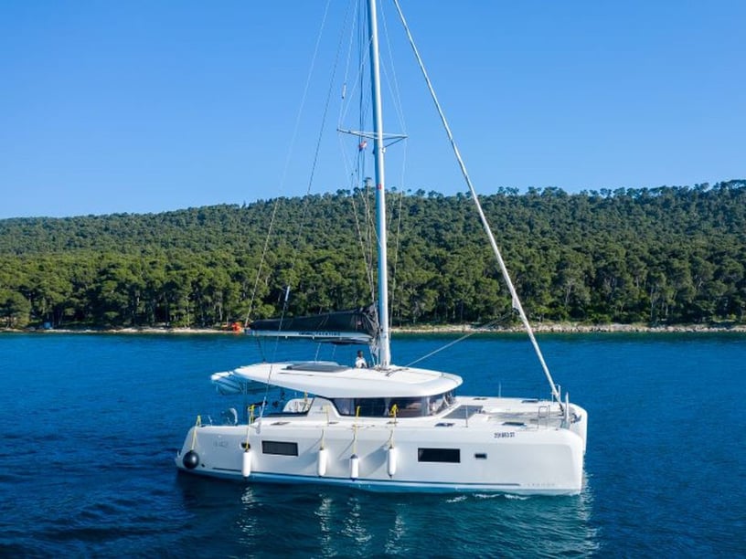 Kaštel Gomilica Katamaran 6 Kabine 12 Liegeplätze 12 Gäste 12.8 m Nummer des Inserats: #23677