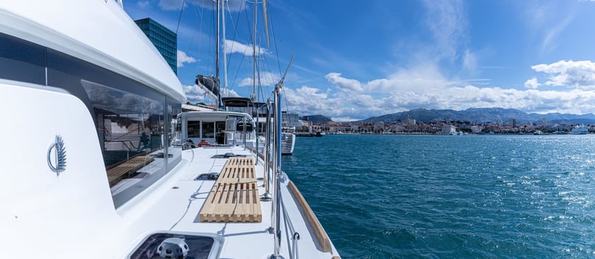 Dubrovnik Catamaran Cabine 6  Couchettes 12  Invités 12  11.74 m Numéro de l'annonce: #23680 4