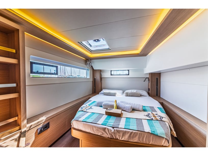 Olbia Catamarán Cabina 5  10  literas 12  invitados 13.99 m Número de anuncio: #23783 3