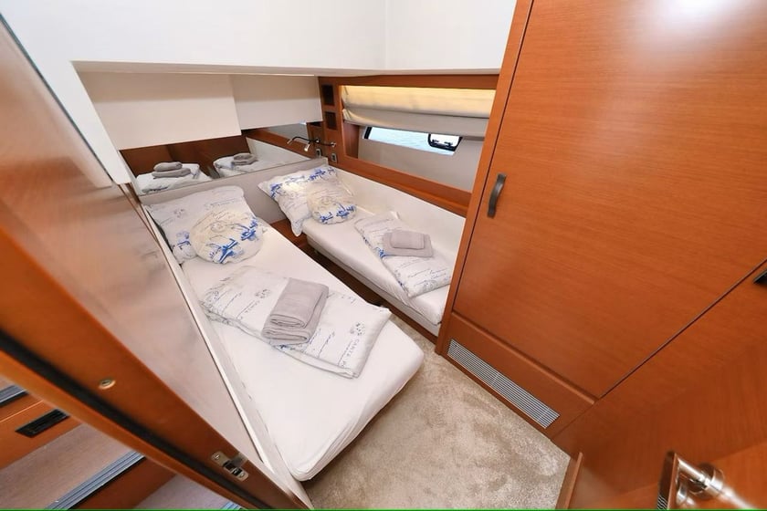 Split Yate a motor Cabina 3  7  literas 7  invitados 16.1 m Número de anuncio: #23802 5