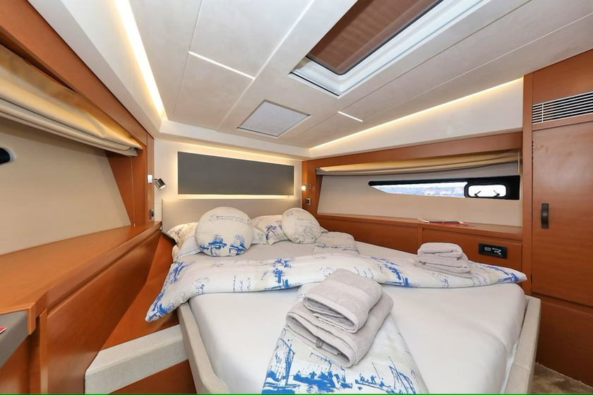 Split Yate a motor Cabina 3  7  literas 7  invitados 16.1 m Número de anuncio: #23802 4