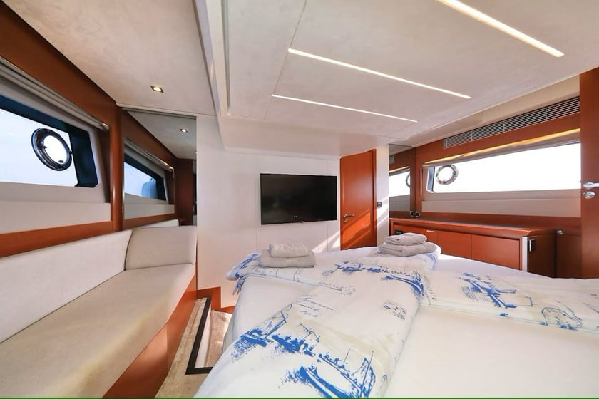 Split Yate a motor Cabina 3  7  literas 7  invitados 16.1 m Número de anuncio: #23802 3