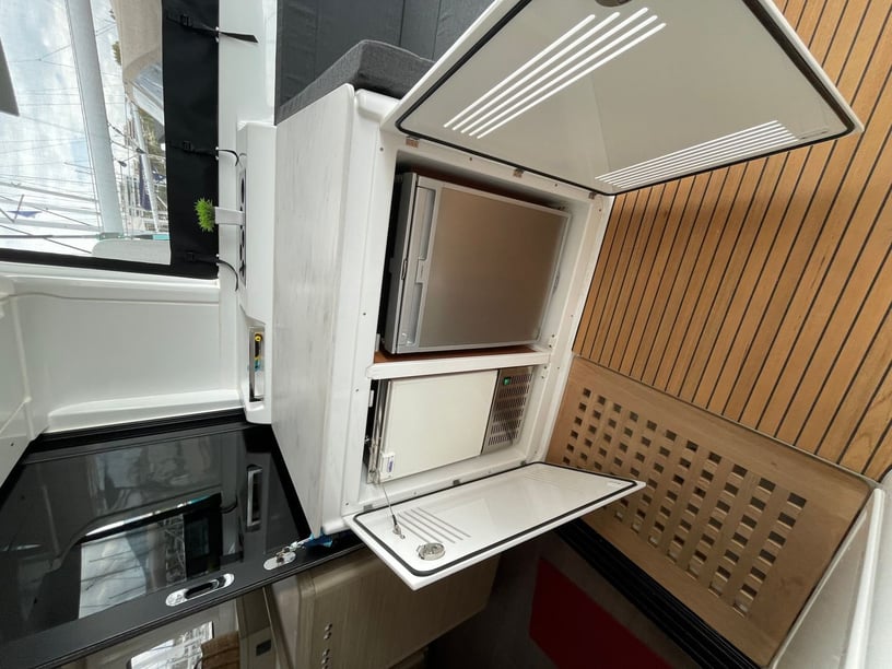 Atenas Catamarán Cabina 4  11  literas 12  invitados 13.99 m Número de anuncio: #23805 3